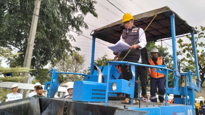 Gubernur Jawa Barat Ridwan Kamil memeriksan jalan rusak di Bekasi, Rabu, 29 Mare