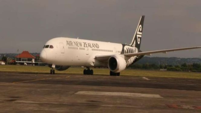 Penerbangan perdana maskapai Air New Zealand rute Auckland - Denpasar - Auckland.