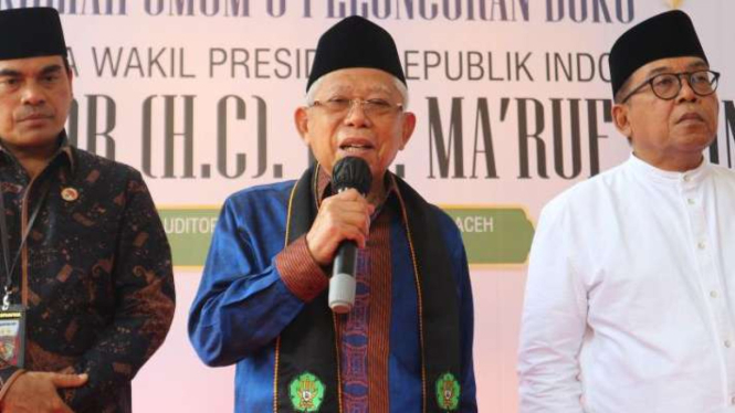 Wakil Presiden Maruf Amin menyampaikan pernyataan kepada wartawan di Banda Aceh, Aceh, pada Kamis, 30 Maret 2023.
