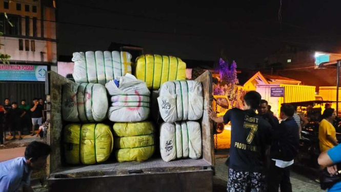 Ratusan bal pakaian bekas saat diamankan di Mako Polda Sumut.