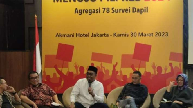 Sejumlah tokoh, di antaranya Wakil Ketua Umum PKB Jazilul Fawaid, membahas hasil survei tentang calon presiden yang dirilis Polmark Indonesia di Jakarta, Kamis, 30 Maret 2023.