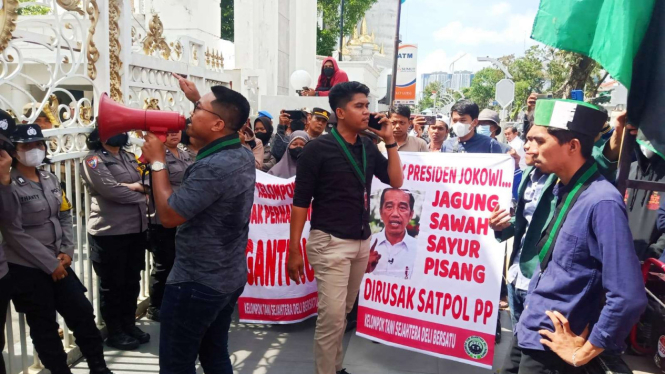 HMI Sumut menggelar aksi di depan kantor Gubernur Sumut
