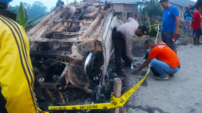 Mobil pencuri ternak warga dibakar massa di Deli Serdang