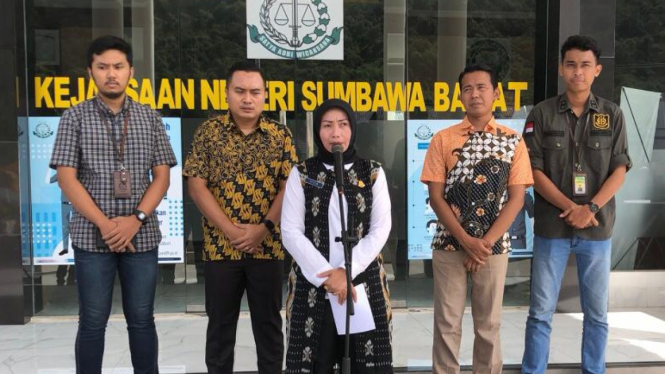 Kajari Sumbawa Barat Titin Herawati Utara, SH.,MH saat press rilis kasus dugaan korupsi di Perusda Sumbawa Barat.