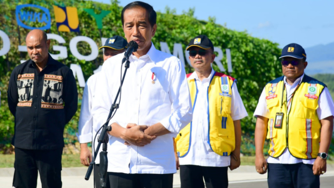 Presiden Joko Widodo saat meresmikan jalan Labuan Bajo-KEK Tana Mori.