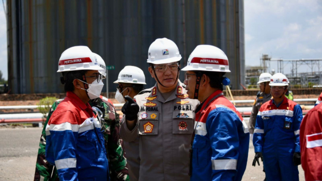 Kapolda Riau Irjen Pol Mohammad Iqbal mengunjungi lokasi kilang minyak Pertamina di Dumai pasca meledak pada Sabtu malam.