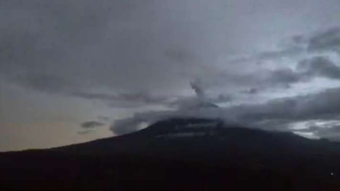 Gunung Semeru yang terpantau dari Pos Pengamatan Gunung Api Semeru di Gunung Sawur, Jawa Timur, pada Minggu, 2 April 2023.