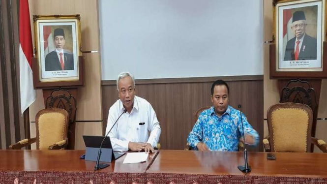 Direktur Reputasi Akademik dan Kemahasiswaaan UNS Sutanto saat konferensi pers.