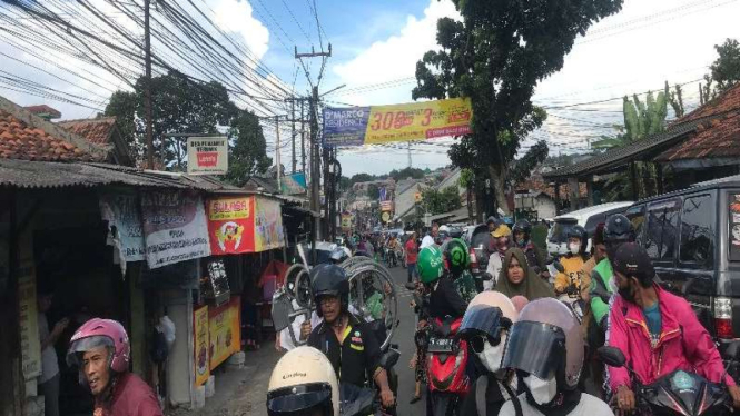 Kemacetan di Jalan Asrama Cilodong, Depok, Jabar.