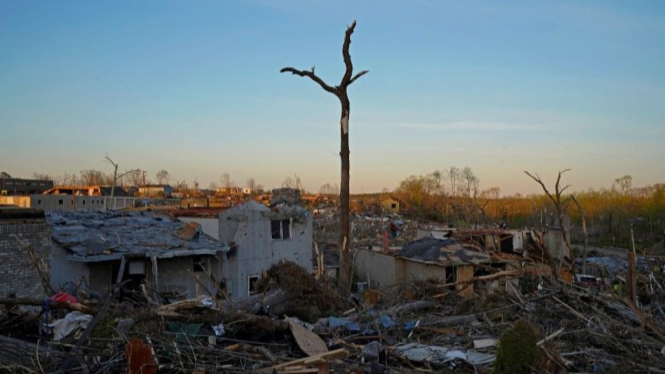 Sejumlah rumah luluh lantak diterjang tornado yang dibawa badai ganas di kawasan Selatan dan Barat Tengah AS, Arkansas, Sabtu (2/4/2023)