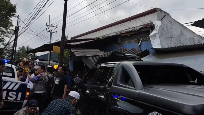 Mobil Dinas Bupati Kuningan Tabrak Motor dan Bengkel, Tiga Orang Tewas