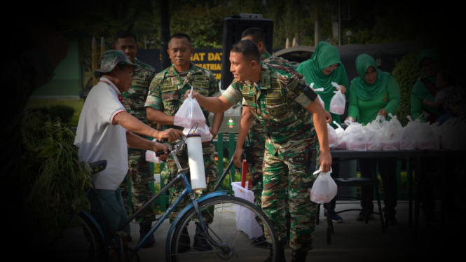 VIVA Militer: Letkol Inf Edo berikan takjil ke masyarakat.