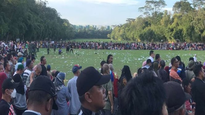 Ribuan orang antre pengobatan alternatif Ida Dayak di lapangan tembak Kostrad.