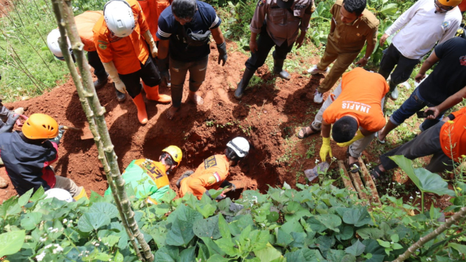 Polisi dan relawan mencari korban pembunuhan dukun SH di Wanaysa Banjarnegara, Jawa Tengah.