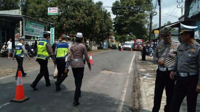Ditlantas Polda Jabar olah TKP kecelakaan mobil dinas Bupati Kuningan