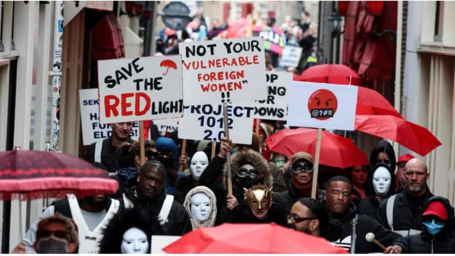 Para pekerja seks di Amsterdam melakukan protes