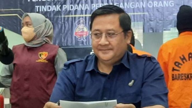 Deputi Penempatan dan Perlindungan Kawasan Eropa dan Timur Tengah (BP2MI) Irjen Pol. Ahmad Kartiko berbicara kepada wartawan tentang pengungkapan kasus perdagangan orang di Jakarta, Selasa, 4 April 2023.