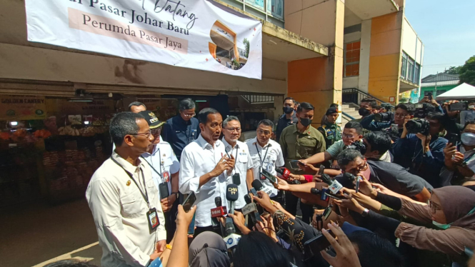 Presiden Joko Widodo (Jokowi) melakukan pengecekan harga dan stok bahan sembako menjelang perayaan Hari Raya Idul Fitri 1444 Hijriah.