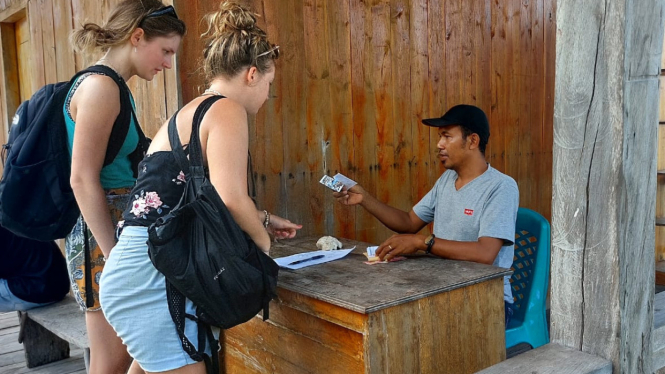 Wisatawan membayar di pos retribusi Dinas Pariwisata Mabar di Pulau Komodo