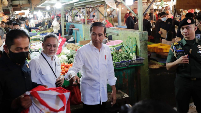 Presiden Jokowi bersama Menteri Perdagangan Zulkifli Hasan blusukan ke pasar