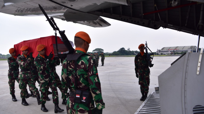 Upacara militer pelepasan jenazah Sertu Agung