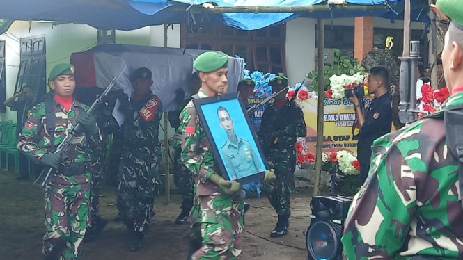 Proses upacara pemakaman Pratu Hamdan di Sumbawa