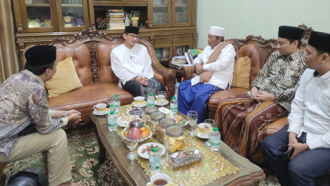 Sandi juga bertemu dengan Ketua Majelis Syariah PPP Mustofa Aqil Siraj di Pesantren Kempek Cirebon.