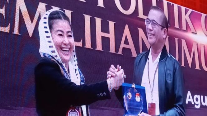 Hasnaeni Moein alias Wanita Emas bersama Ketua KPU Hasyim Asy'ari