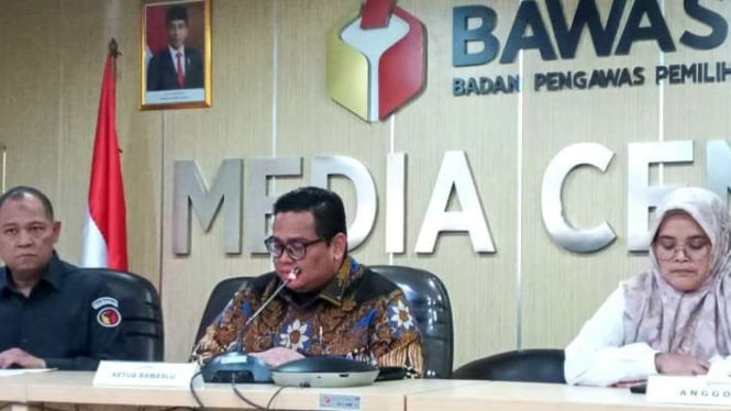 Ketua Bawaslu RI Rahmat Bagja saat memberikan keterangan pers di Media Center Bawaslu RI, Jakarta, Kamis, 6 April 2023.