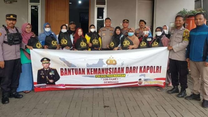 Penyerahan bantuan Kapolri untuk masyarakat di Pademangan, Jakarta Utara