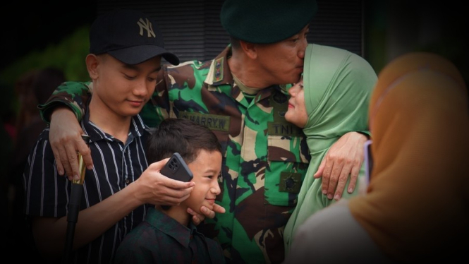 VIVA Militer:Letkol Inf Dwi Harry, istri dan anak.