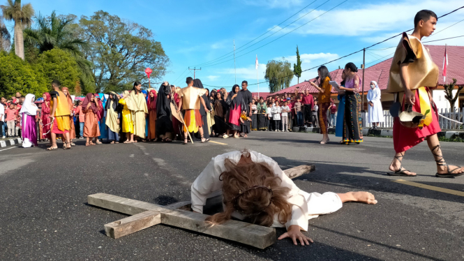 Prosesi Jalan Salib oleh PPA Paroki Santu Mikhael Kumba