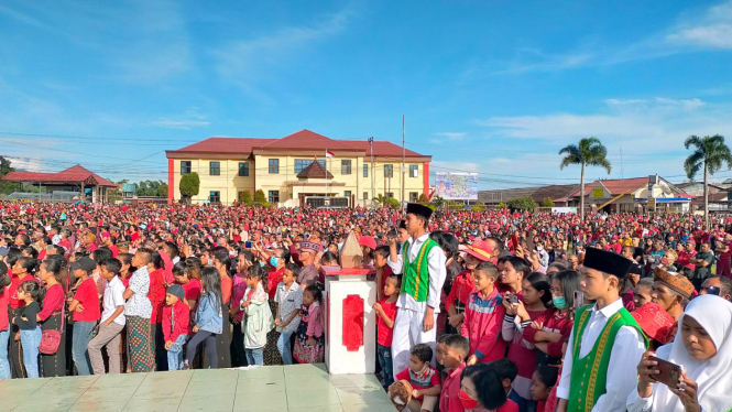 Remaja masjid jaga umat Katolik yang memadati Lapangan Motang Rua Ruteng ikuti Tablo.