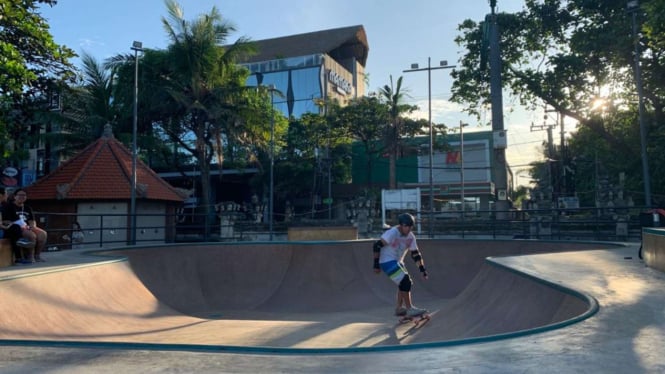 Bermain skateboard di sekitar Pantai Kuta Bali