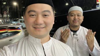 Foto Pakai Baju Muslim, Chef Arnold Didukung Jadi Mualaf