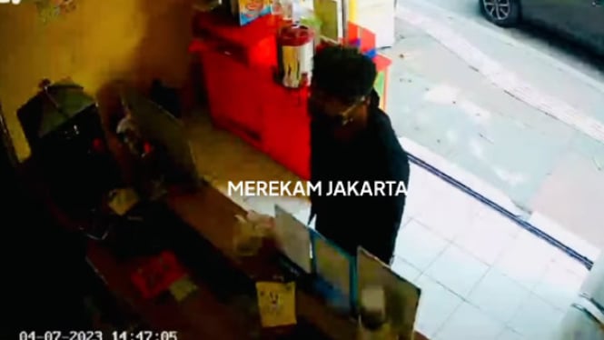 Pria lakukan tidak senonoh di depan meja kasir wanita