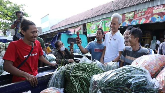 Ganjar Pranowo mengecek ketersediaan dan harga bahan pokok di pasar