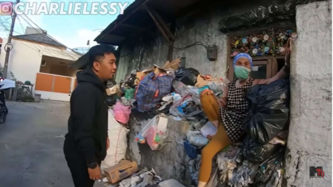 Rumah nenek Suliwati penuh sampah