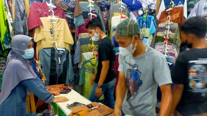 Pembeli baju di pasar tradisional jelang Lebarang meningkat.