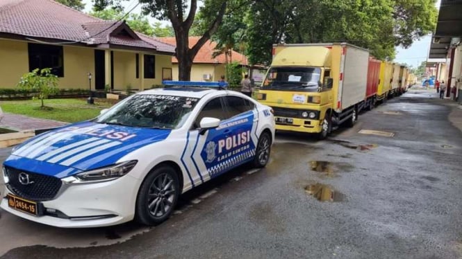 Pendistribusian sembako bantuan Kapolri