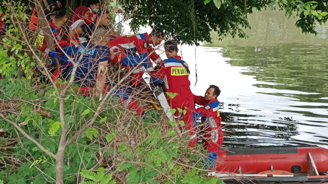 Pencarian Seorang WNA yang Tenggelam di Kali Sunter, Jakarta Utara