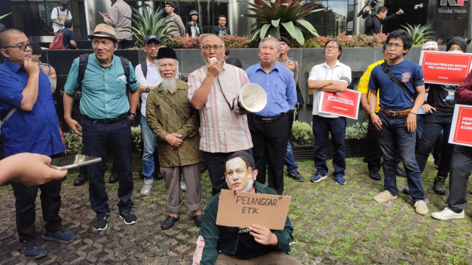 Para mantan petinggi Komisi Pemberantasan Korupsi (KPK) demo di depan gedung KPK