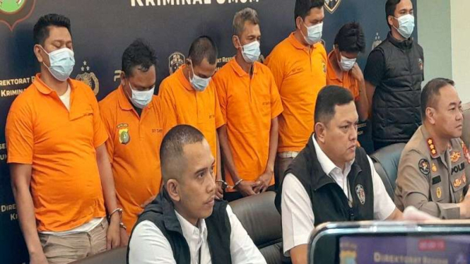 Dirreskrimum Polda Metro Jaya Kombes Hengki Haryadi konferensi pers terkait kasus penarikan paksa mobil oleh debt collector.