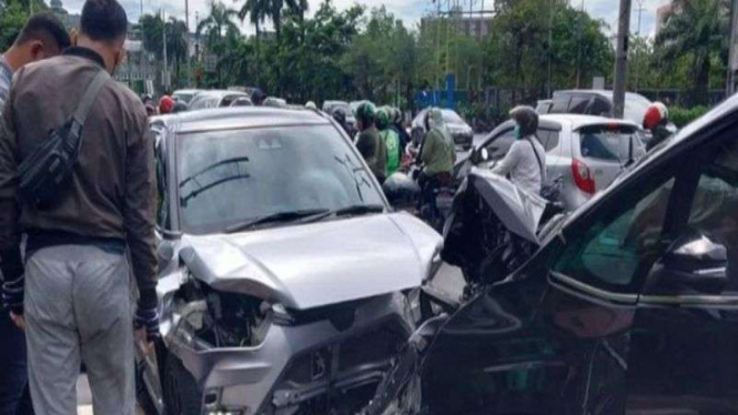 Dua mobil 'adu banteng' di traffic light Pondok Indah, Jakarta Selatan.