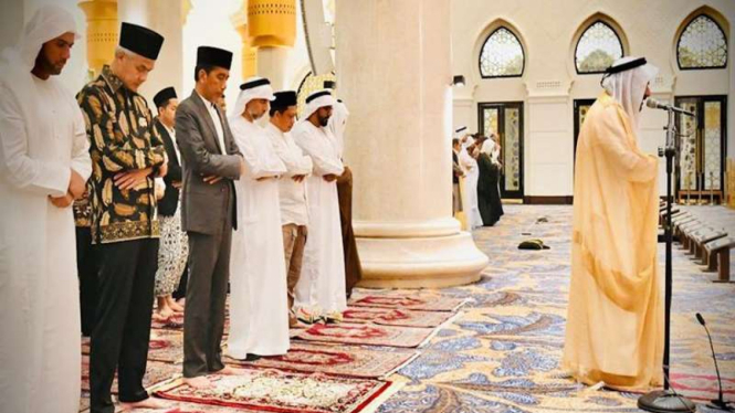 Presiden Jokowi dan Ganjar Pranowo salat tarawih di Masjid Syekh Al Zayed