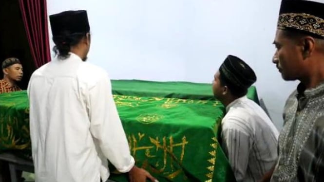 Jenazah pasangan suami istri Suheri-Riani, korban pembunuhan mbah Slamet dukun pengganda uang