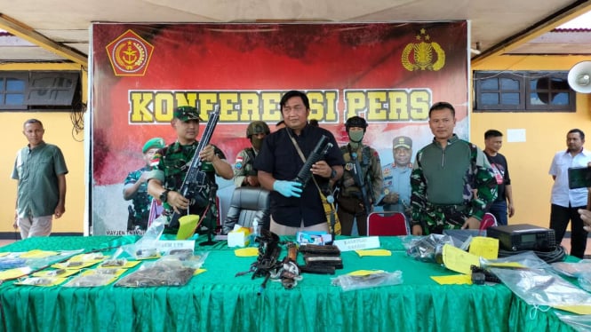 Tim Gabungan TNI-Polri Ops Damai Cartenz-2023 mengamankan senjata KKB Nduga