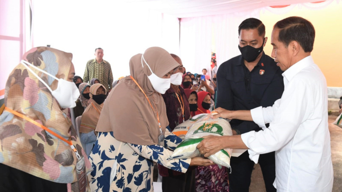 President Jokowi distributes rice reserves for food asistance