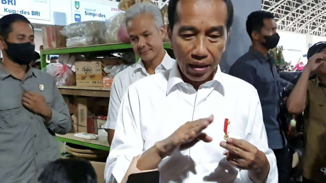 Setelah melakukan kunjungan kerja di sejumlah pasar tradisional di Kabupaten Boyolali, Presiden Joko Widodo mengunjungi Pasar Legi, Solo, pada Senin sore, 10 April 2023.