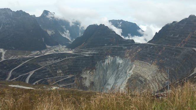 A mina a céu aberto de Grasberg foi escavada pela PT Freeport Indonesia. As atividades da Freeport estão agora focadas na mineração subterrânea.